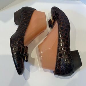 Salvatore Ferragamo Boutique Vara Bow Croc Embossed Pumps 8.5 A2 Very Narrow EUC